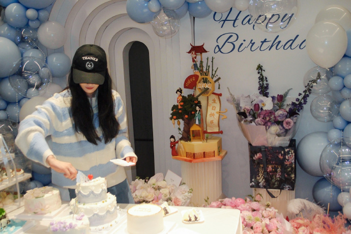 刘诗诗分享生日宴会美照笑容甜美似初恋鲜花蛋糕簇拥宛如仙境