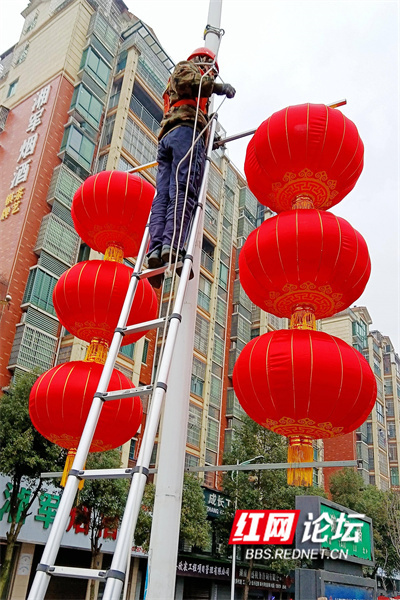 大红灯笼高高挂欢天喜地迎新年
