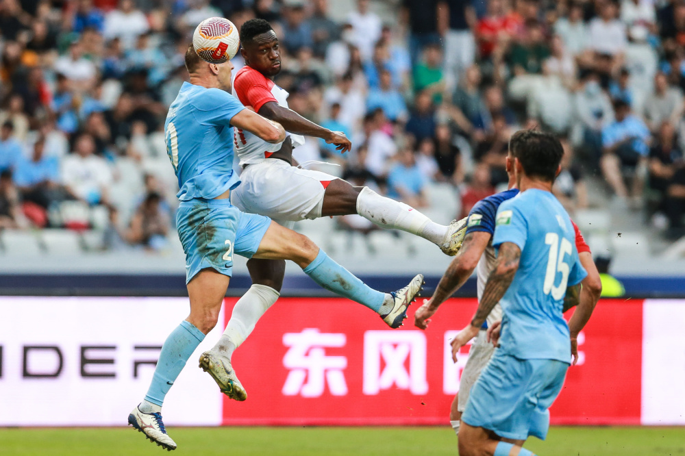 (体育)足球——中超:上海申花胜深圳新鹏城