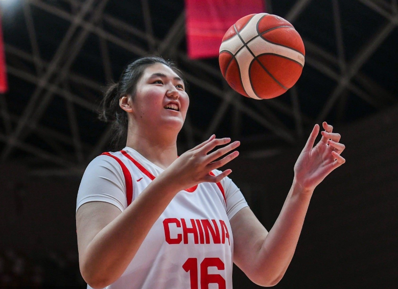 FIBA官方：张子宇入围世预赛值得关注新星榜 超2米2身高太独特_腾讯新闻