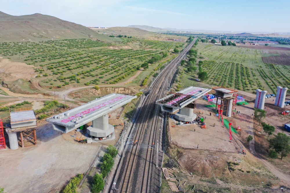 集大原高铁跨京包铁路连续梁成功转体