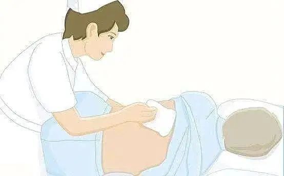 陆胤迅速联系到中心伤口护理门诊专科护士夏阁,几人随即带着换药工具