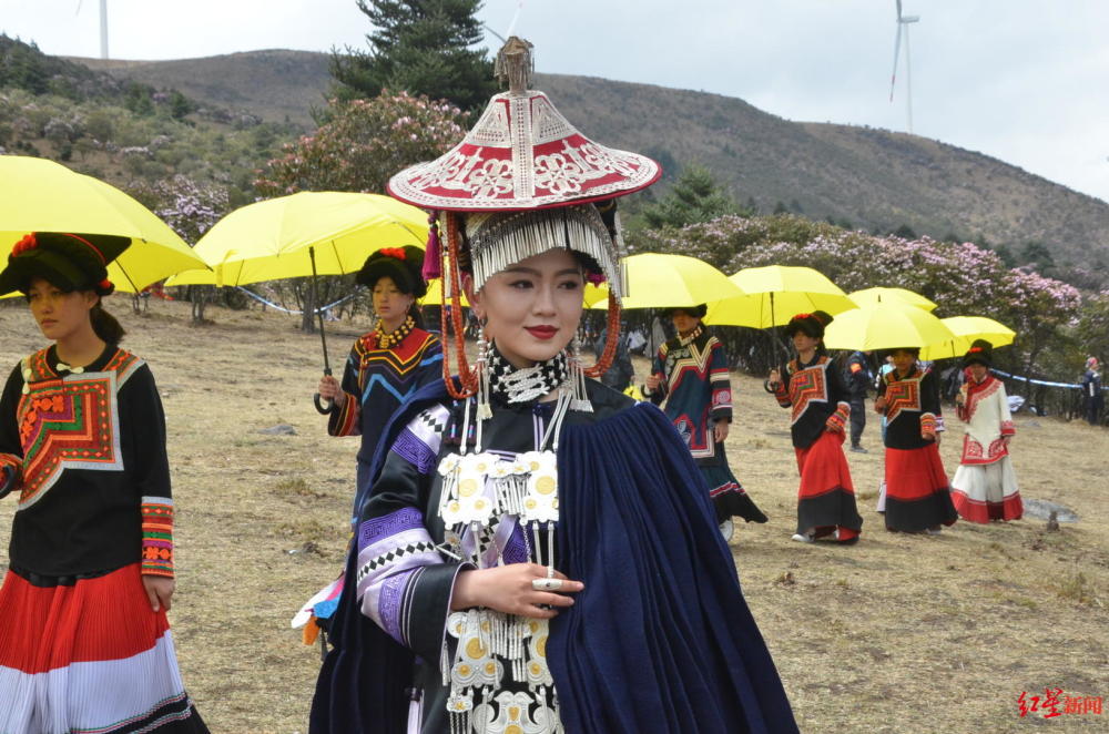 凉山普格县索玛花赏花季开幕彝族传统选美冠军出炉