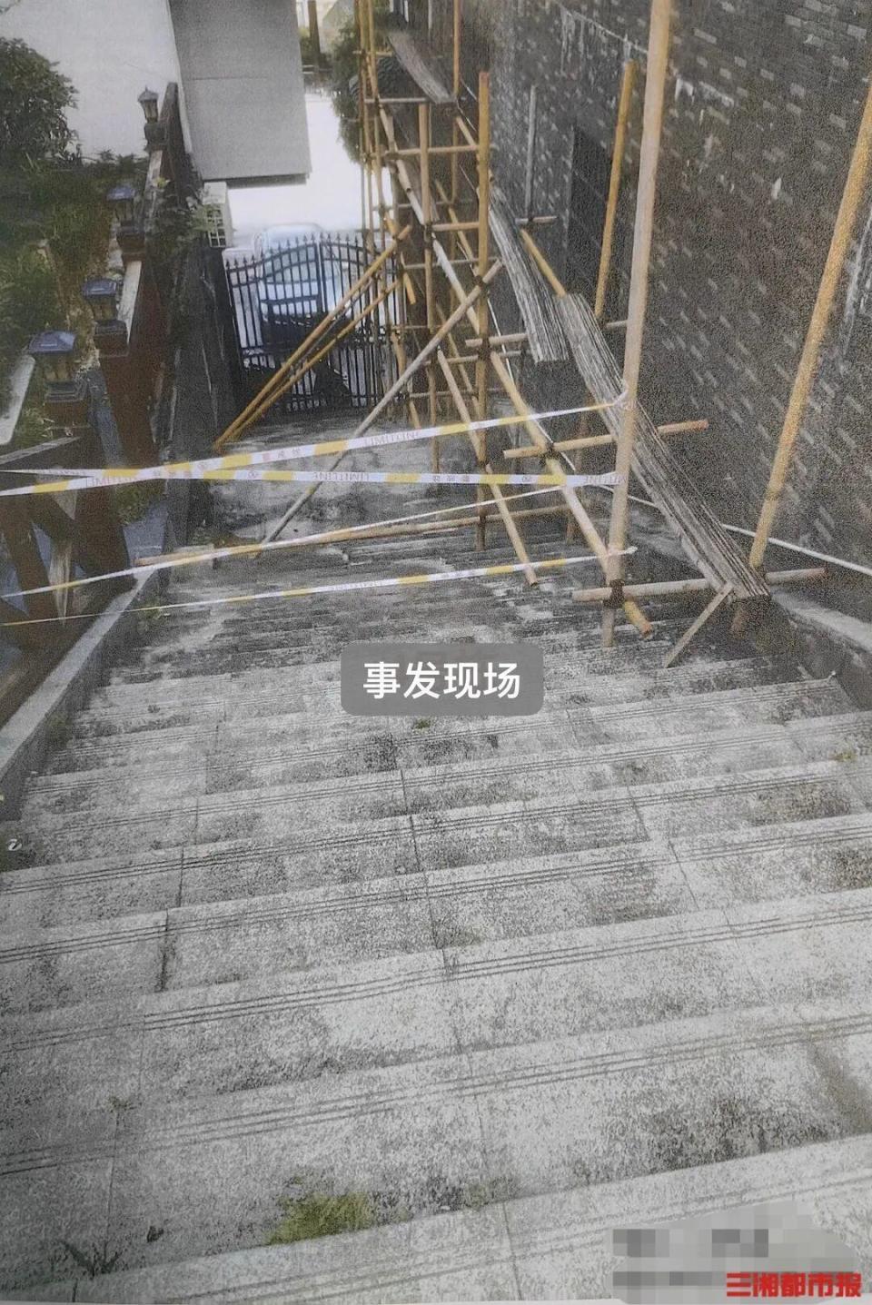 男子低头看手机 踏空摔下小区施工的阶梯身亡