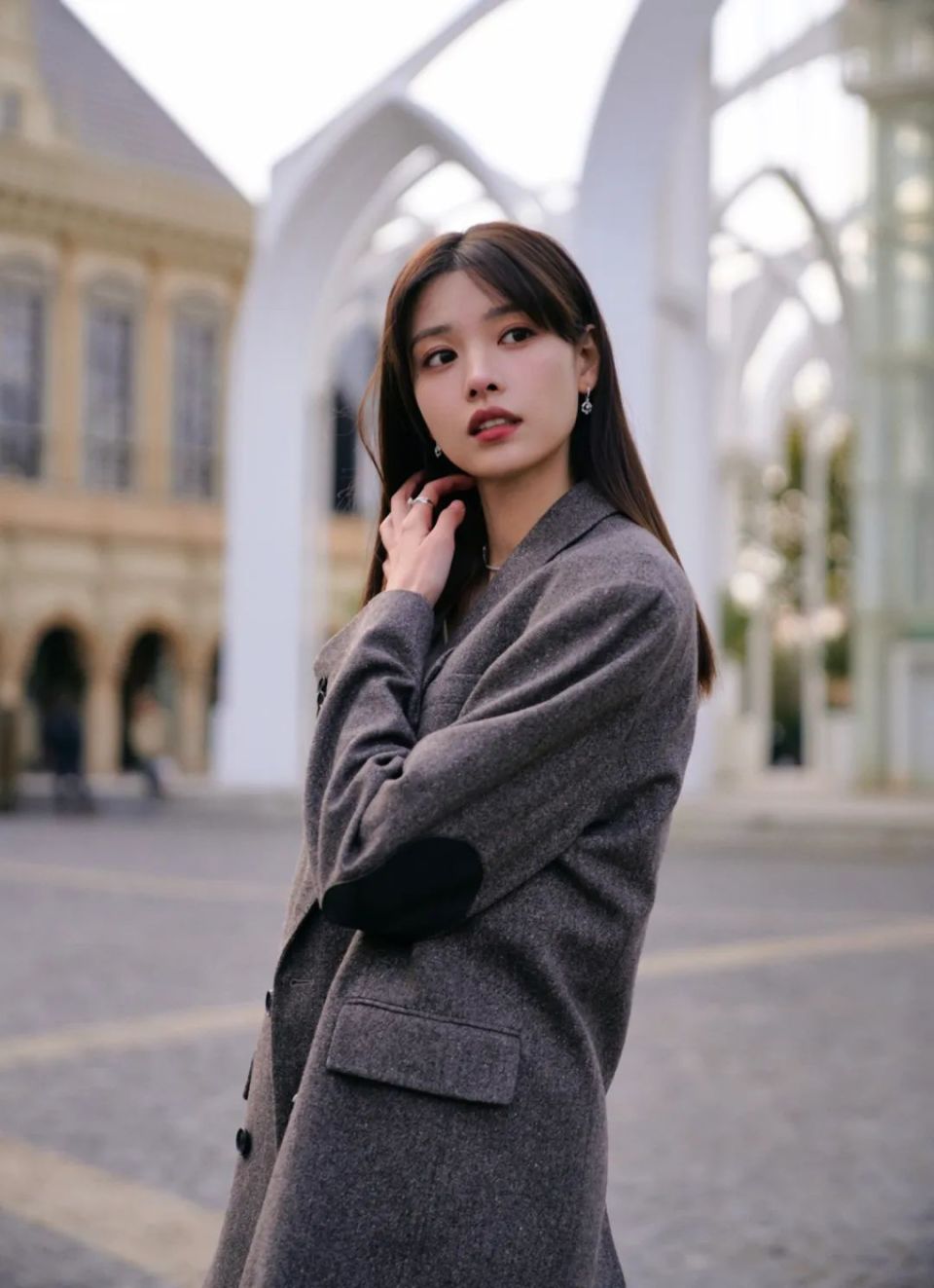 张艺上|「周大福品牌挚友」张艺上演绎轻盈漫步,启