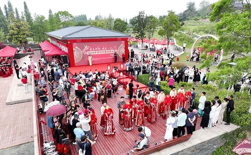 活动由市民政局主办在桃花岛婚俗广场举行为主题的集体婚礼"爱在邳州