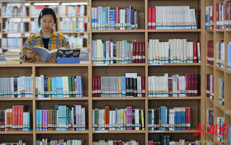 7月18日,南华大学图书馆,大学生看书学习