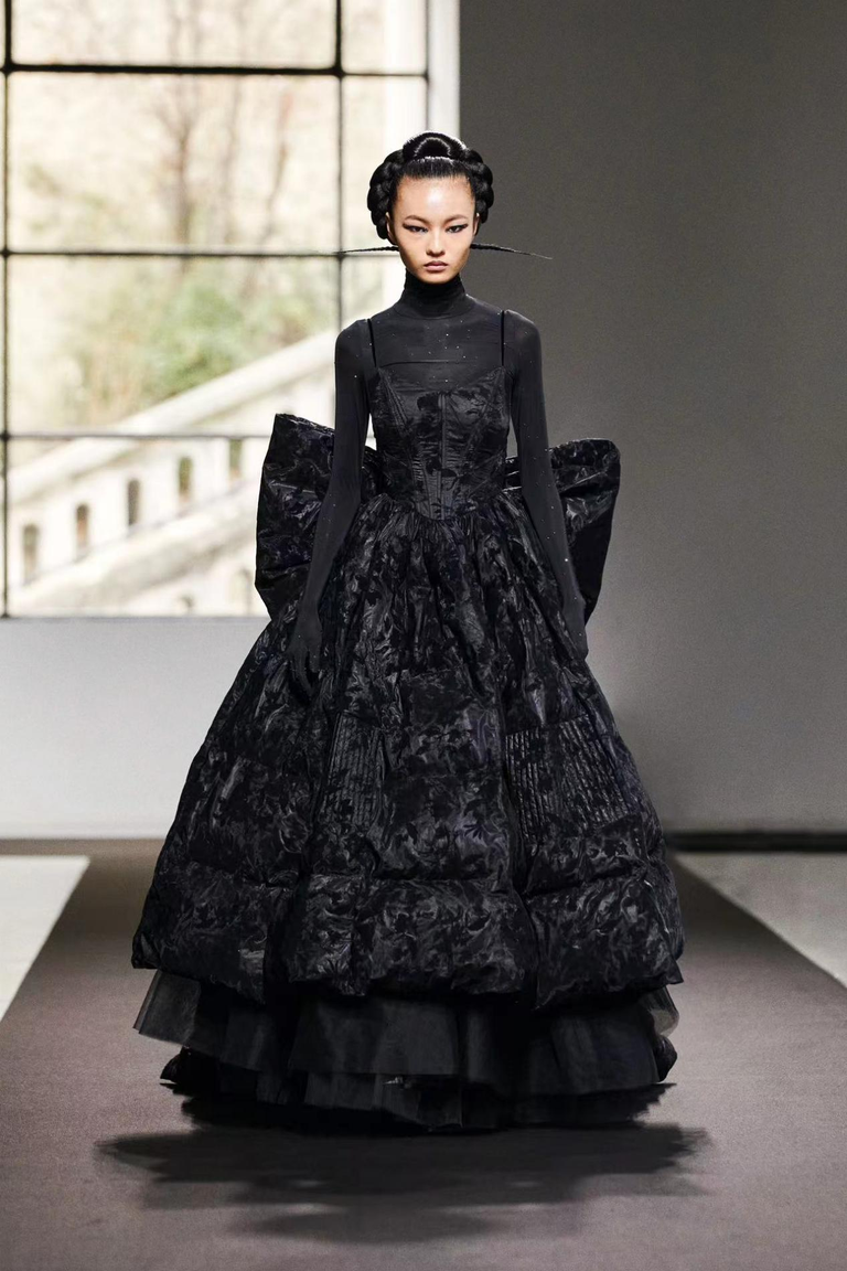 chenpeng全新高定羽绒礼服首登巴黎时装周官方日程引发全球行业关注