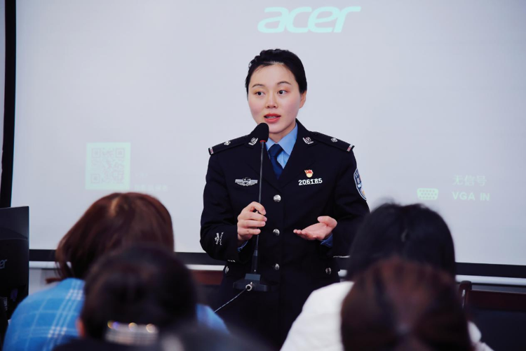 在铜梁区公安局巴川派出所担任治安内勤民警