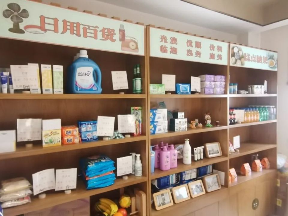 "万宏悦馨养老院的休息区,娱乐区等老年人常去的活动区域都十分宽敞