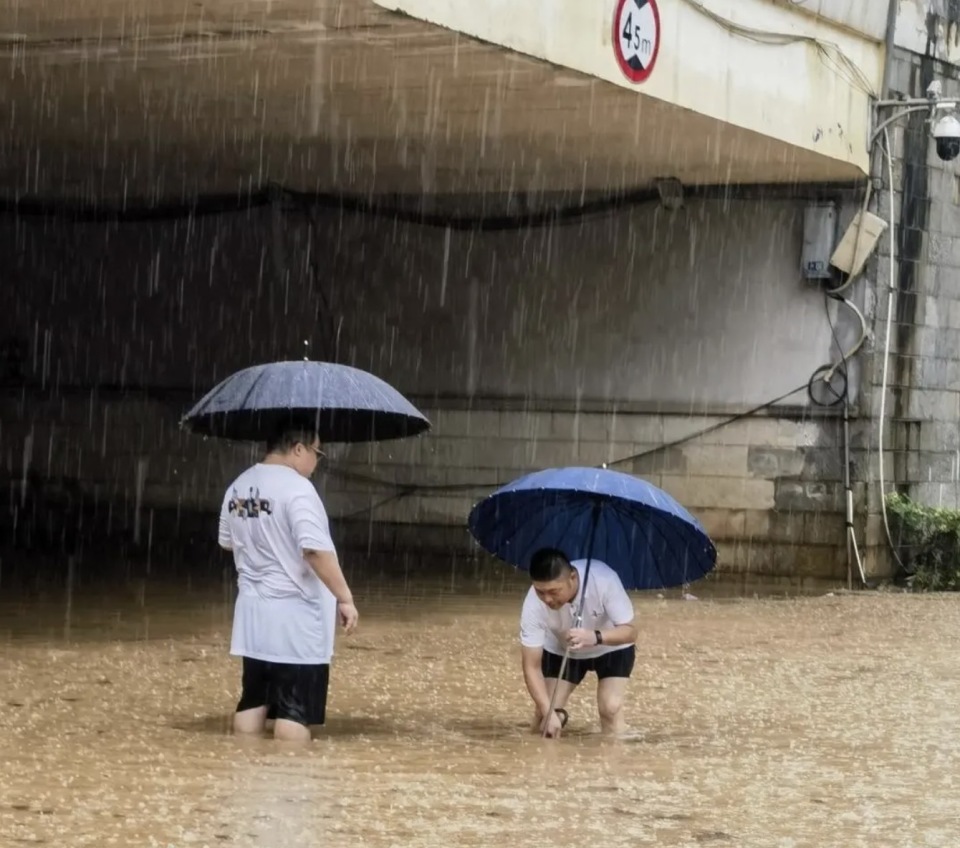 湖南长沙:暴雨中,工会发动职工力量_腾讯新闻