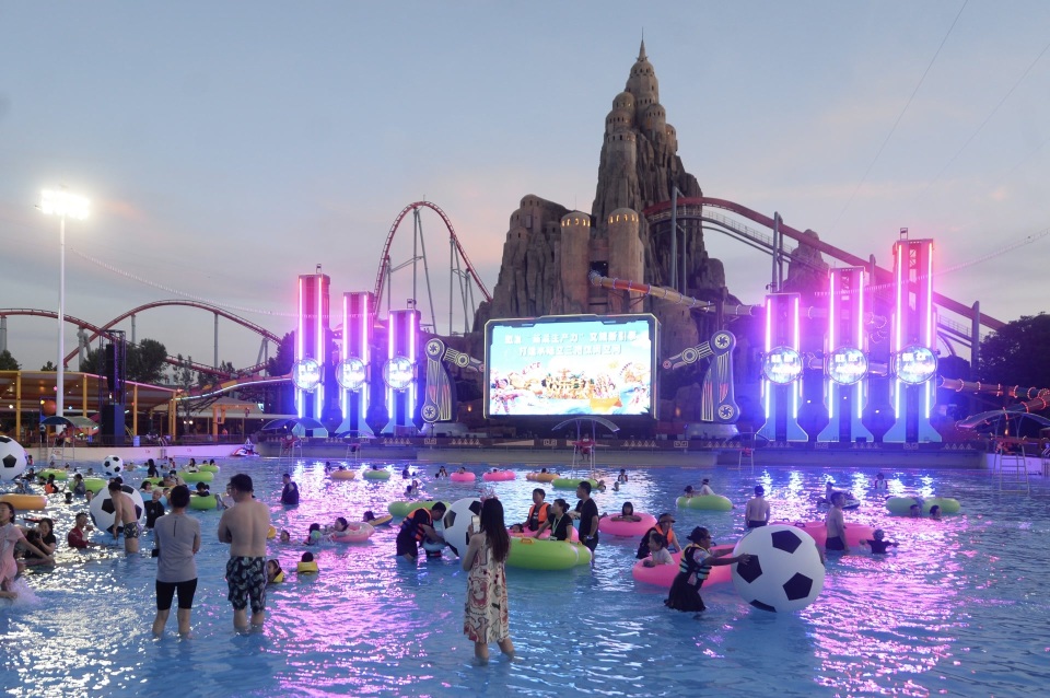 在北京欢乐谷景区门口,很多游客身着清凉夏装和戏水用具,直奔北京