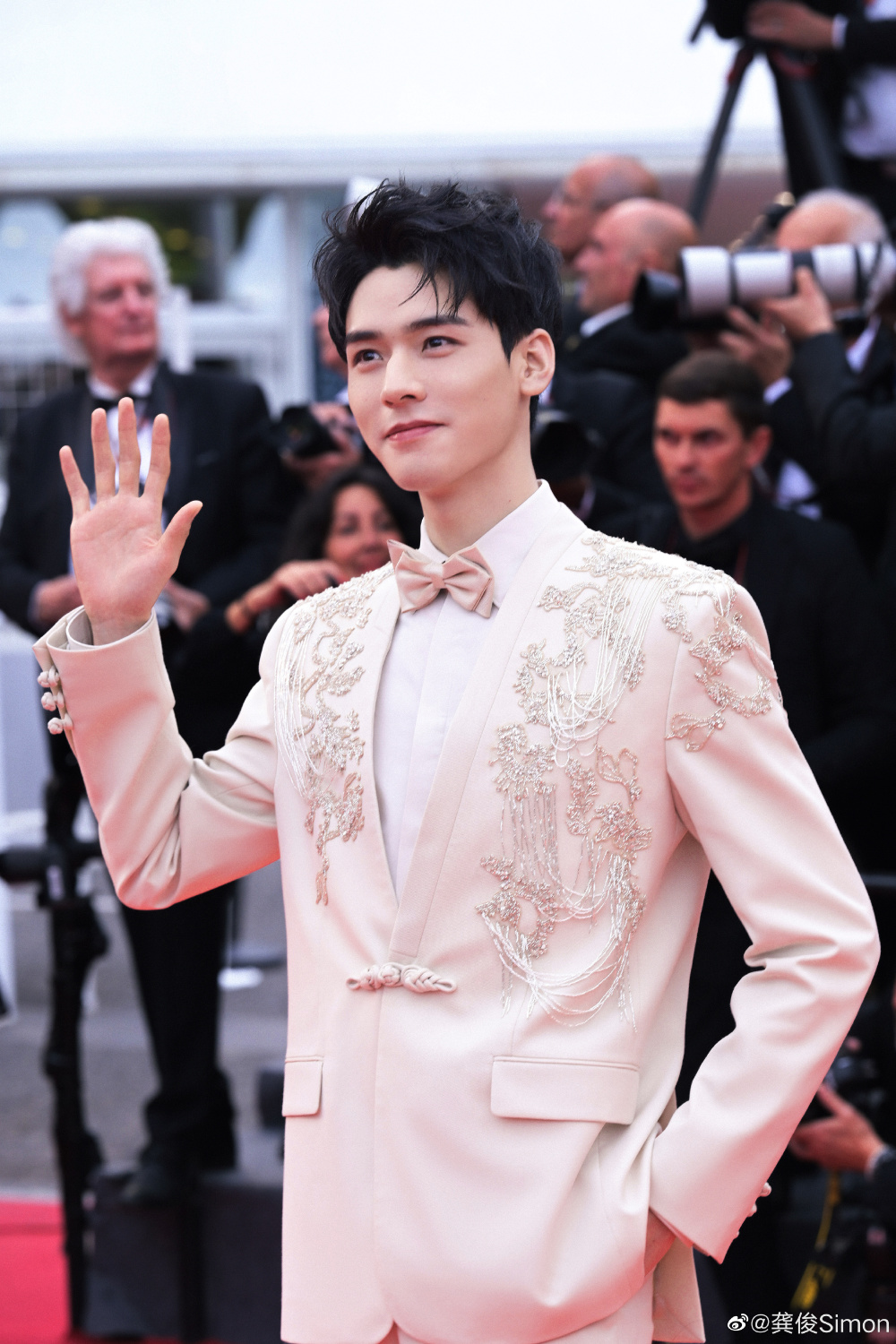 钟楚曦戛纳红毯造型赢麻了摄影师示意停下拍照龚俊官方待遇超好