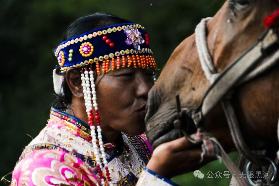 他们还深入鄂伦春族聚居区,近距离感受这个古老民族的生活方式和文化