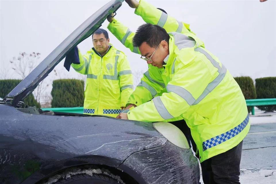 湖北高速巴适得板四川司机点赞湖北柠檬黄
