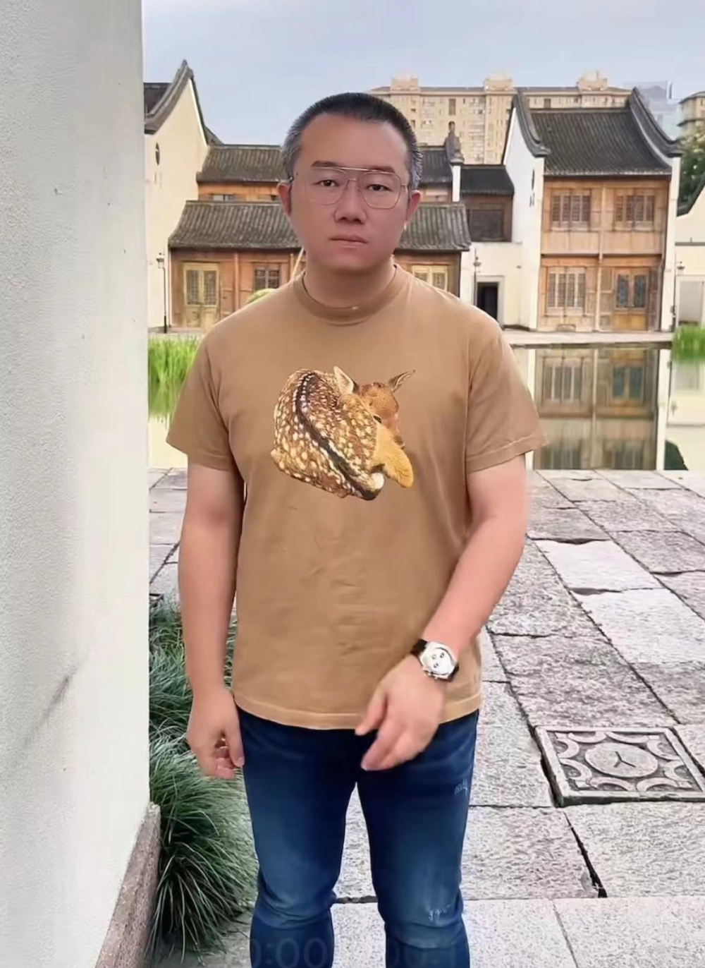 45岁主持人涂磊引争议,拍视频踢腿使劲踹壮汉,表情凶狠瞪大双眼_腾讯