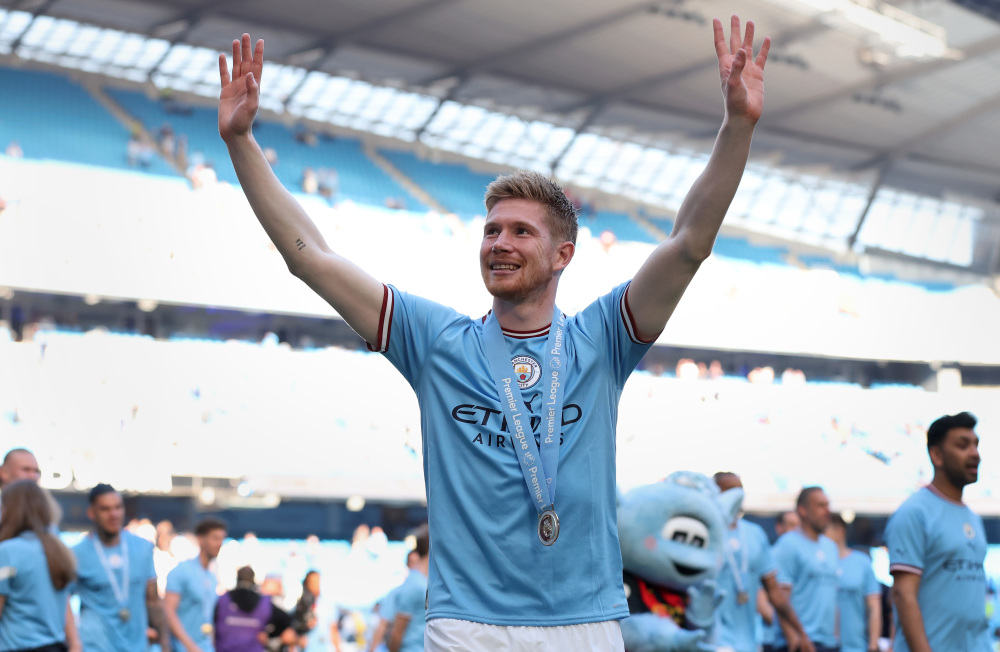 5月21日,曼彻斯特城队球员德布劳内庆祝夺冠.