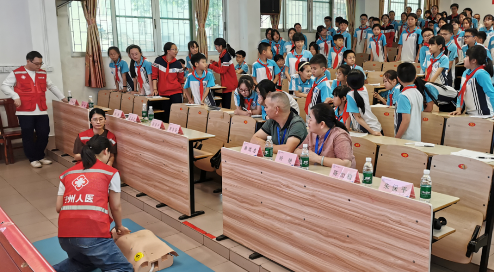 市红十字会,市人民医院,市疾控中心前往连州镇燕喜小学开展"卫生应急