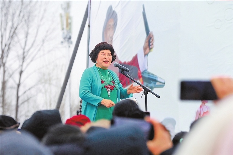 本报记者 王铮 摄少儿相声快板演员赶书会.