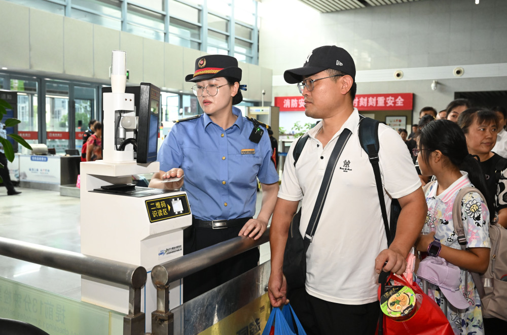 图片故事|"90后"客运值班员:暑运期间每天两万步 用真心服务旅客