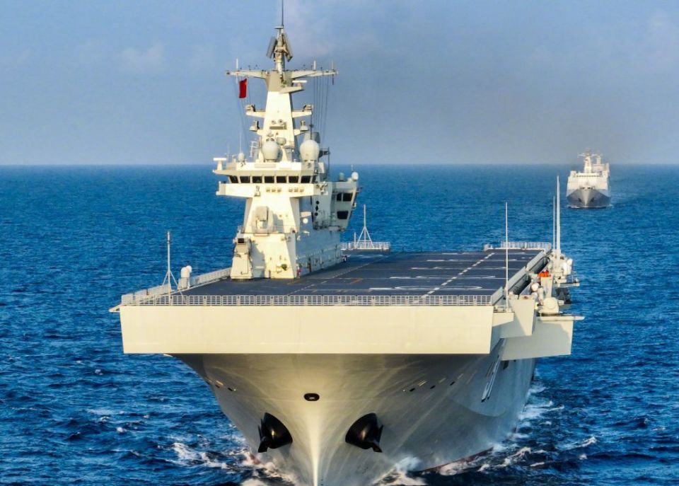 075领衔3艘两栖巨舰奔赴南海,捍卫岛礁主权决心坚定
