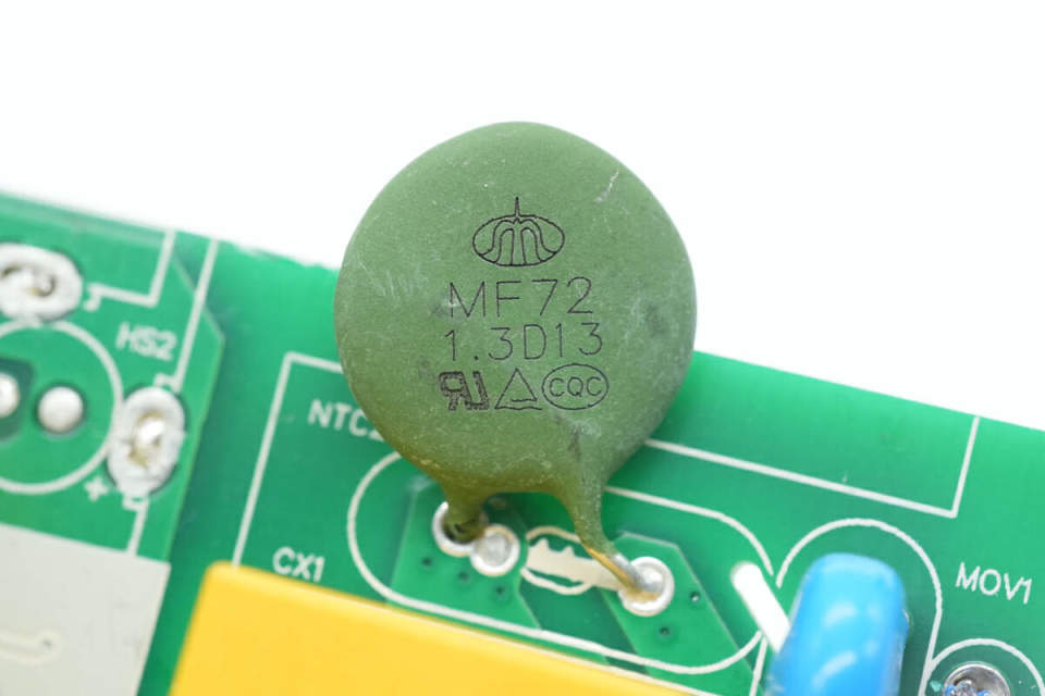 pcba模块输入端一览,焊接蓝色y电容,保险丝,压敏电阻,共模电感和安规x