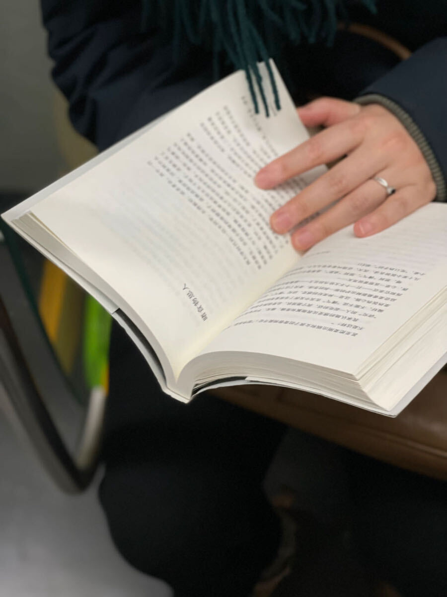 拍北京地铁上的读书人第六年:在熟悉的生活中享受奇遇