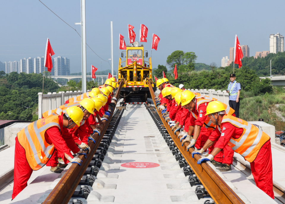 宜兴铁路开始全线铺轨
