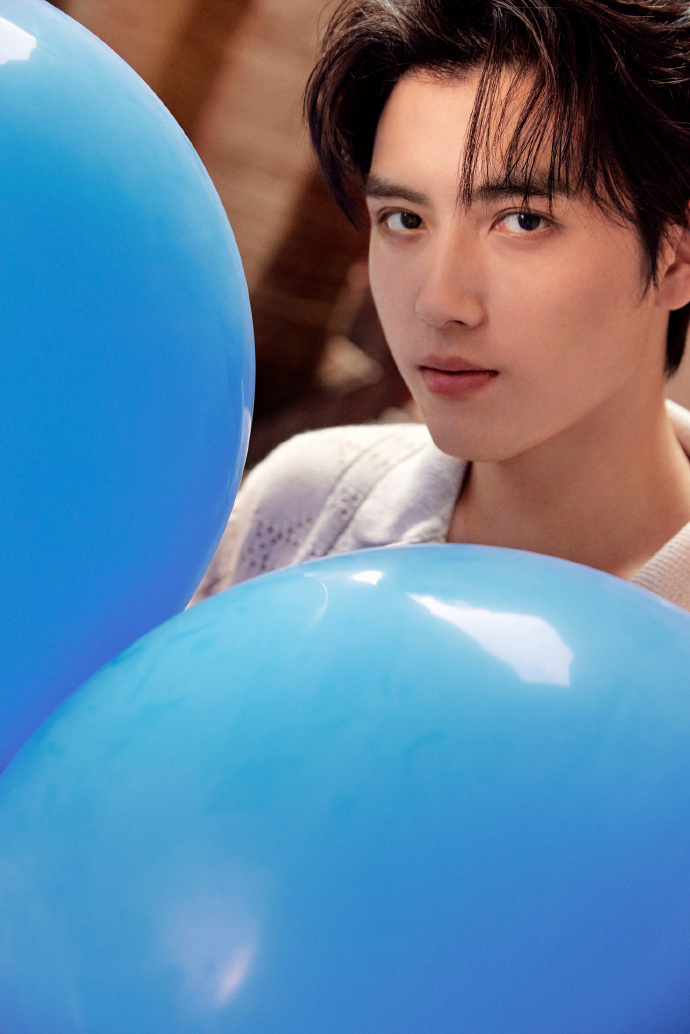 陈飞宇晒照庆24生日怀抱气球阳光帅气精修图宛如卡通人物