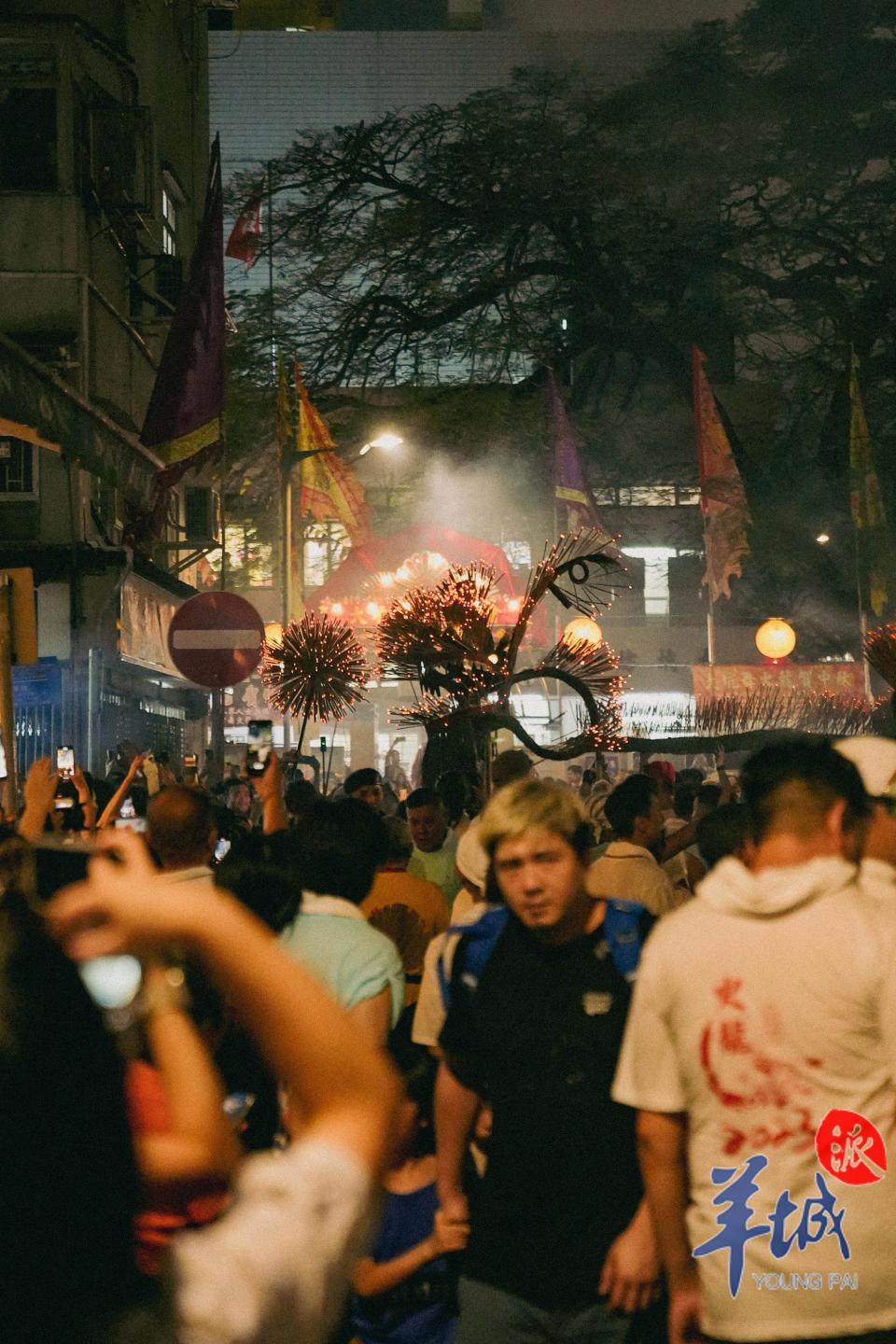 图集|庆中秋,香港舞火龙穿街走巷再现_腾讯新闻