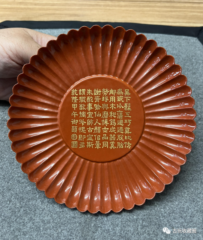 中国 景徳鎮製 鄒國鈞作？珊瑚紅抱月瓶(一箇所彩剥がれがあり)