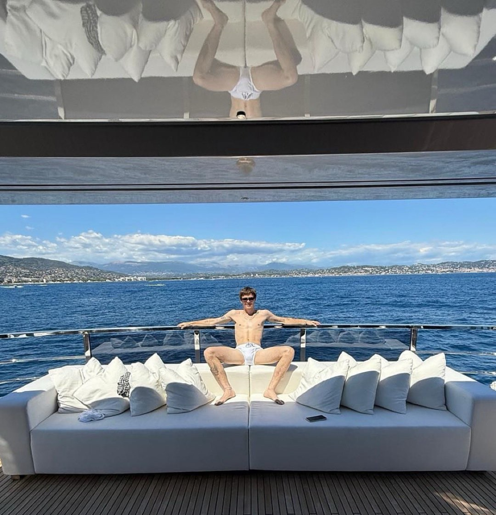 贝克汉姆儿子只穿4000元纯白三角裤冲浪，想模仿父亲，却遭英国民众嘲笑-腾讯新闻