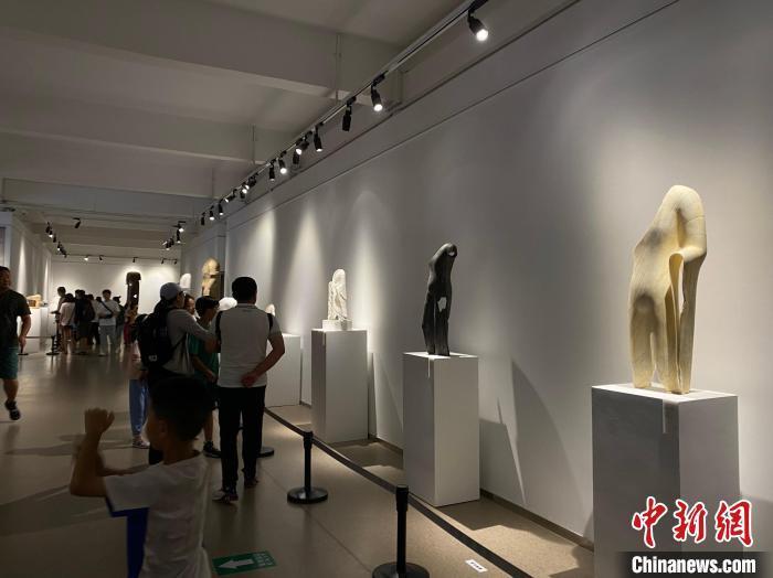"与古为新"雕塑展亮相云冈美术馆 38件艺术品古今对话