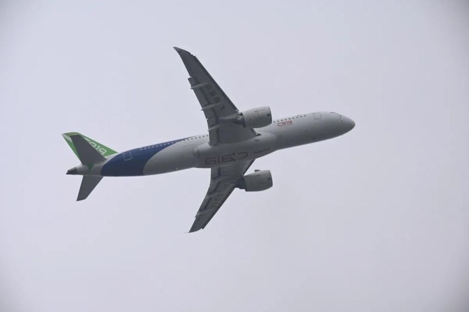 国产飞机c919首次飞抵马来西亚,此前已陆续亮相海外,首站新加坡_腾讯