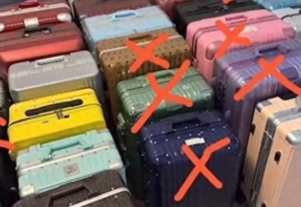 博主:视频不存在剧本当事博主在视频中表示,卖给他行李箱"盲盒"的是