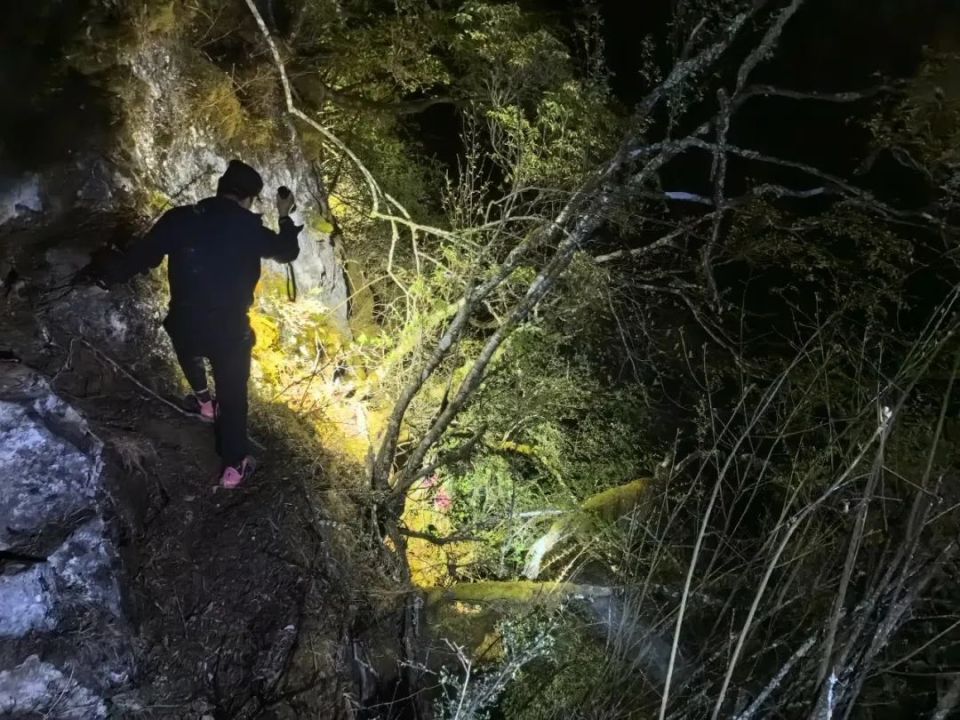 民警徒手攀爬百米悬崖,历经5小时救驴友