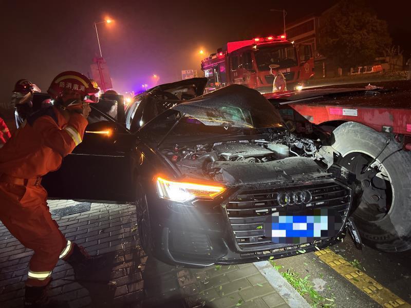 长沙一男子凌晨酒后开奥迪,撞上路边违停挂车,车毁人重伤!_腾讯新闻