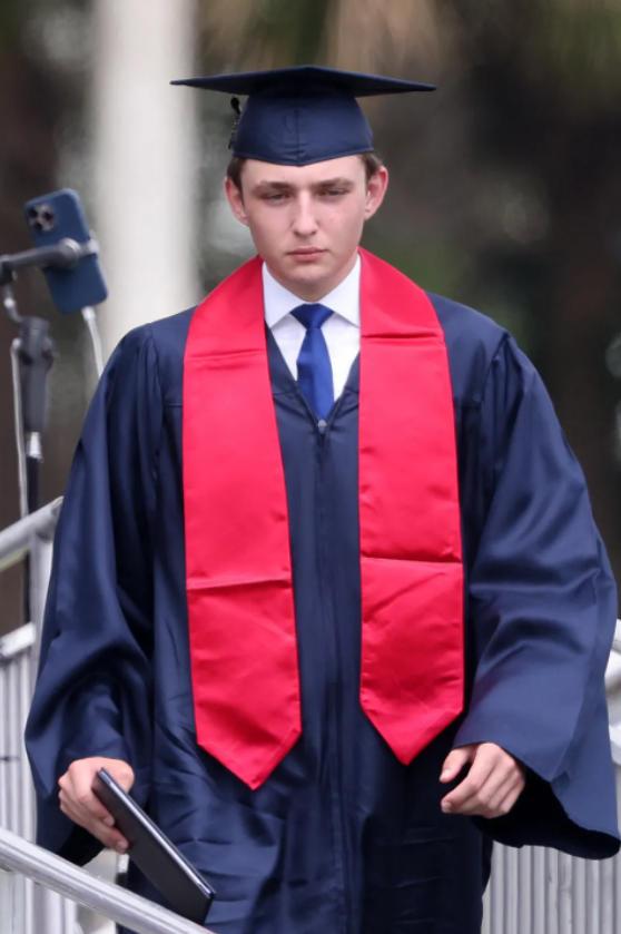 特朗普18岁儿子巴伦首次为父亲投票梅拉尼娅为儿子感到骄傲