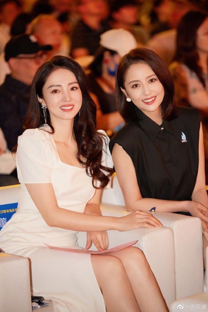 黑白姐妹花多次被热议撞脸神似双胞胎佟丽娅董璇再晒合照一黑一白同样