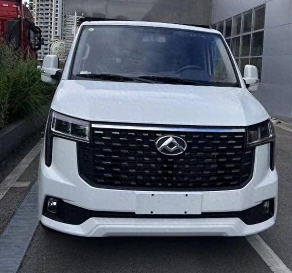 新款大通v80实车换装新前脸外观很霸气侧滑门20t动力