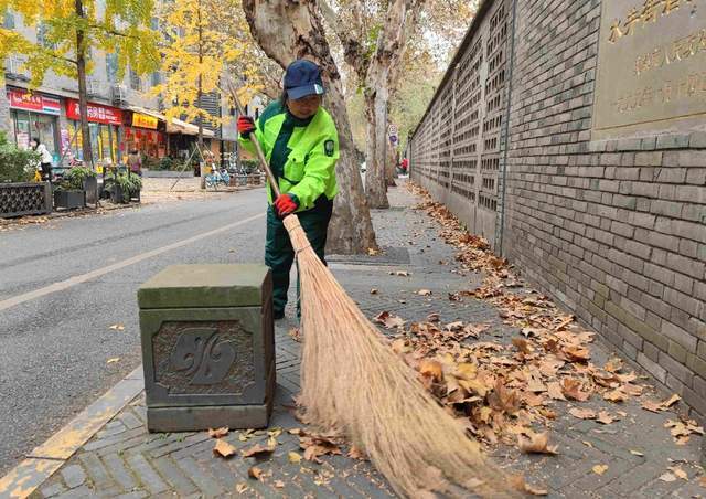 环卫工人寒风中迎来"最忙季"