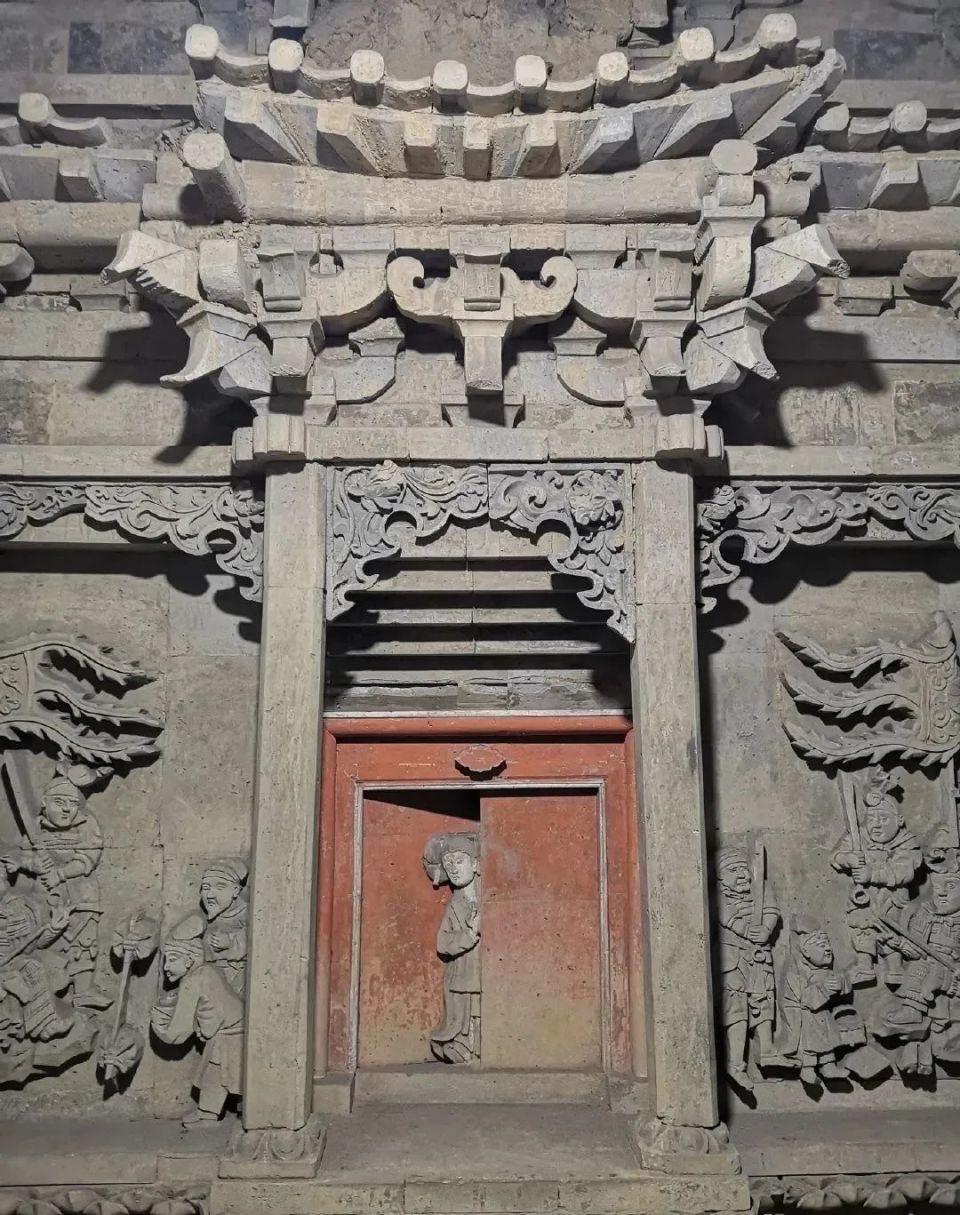 山西运城村民锄地发现800多年前古墓14座,专家打开墓门,一女子竟探出