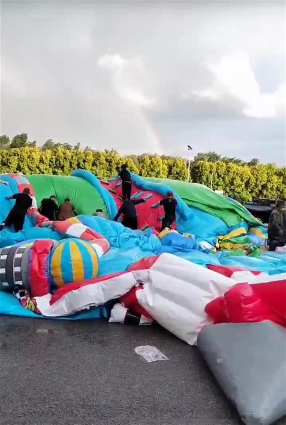 辽阳一充气城堡被风吹翻致8名儿童受伤当地突发强对流天气所致