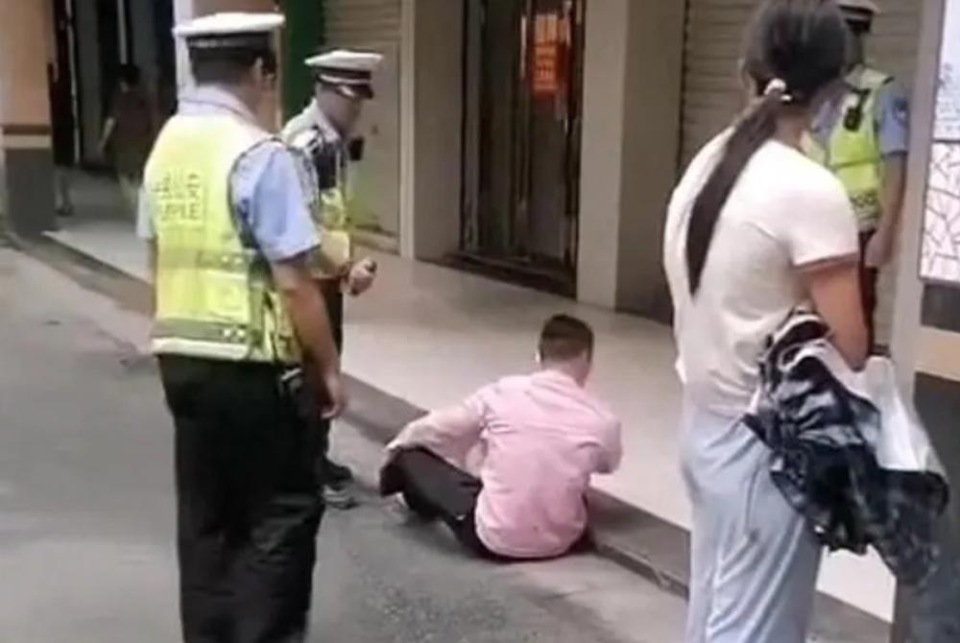 广西一男子被交警喷辣椒水?