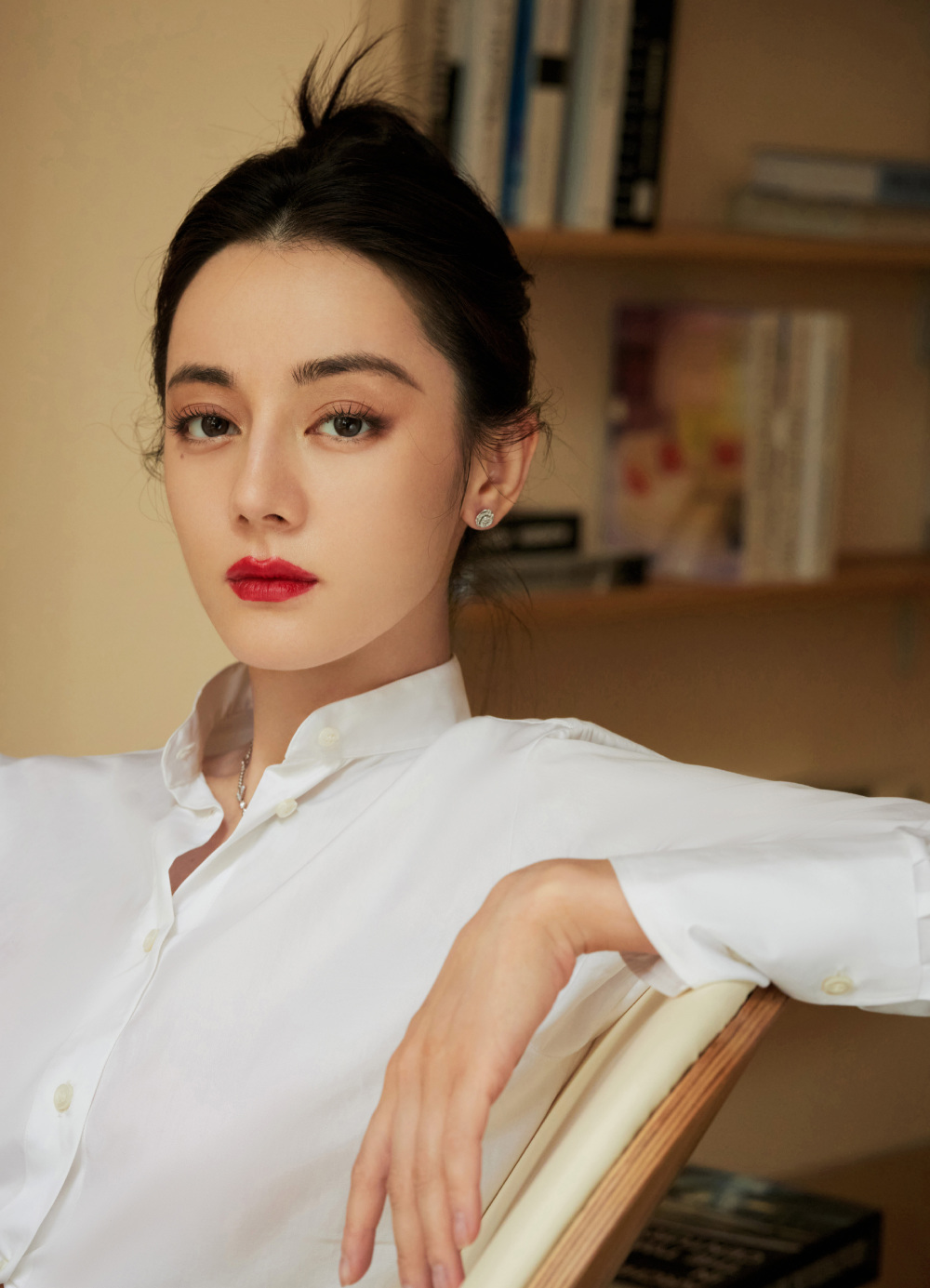 热巴这些年挑战拍过不少题材的作品,但要么扑了,要么热播,是一众顶流