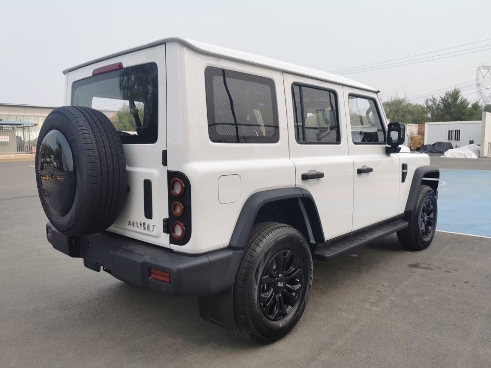 全新212实车到店,长超4米7配2.0t 8at,搭分时四驱 两把锁