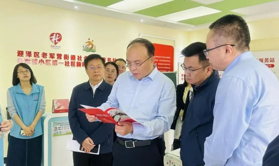 近日,省委社会工作部副部长宋海兵一行深入老军营街道社工站开展调研.