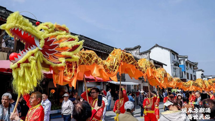 这场盛大的民俗文化行街是三林塘圣堂庙会活动的一部分