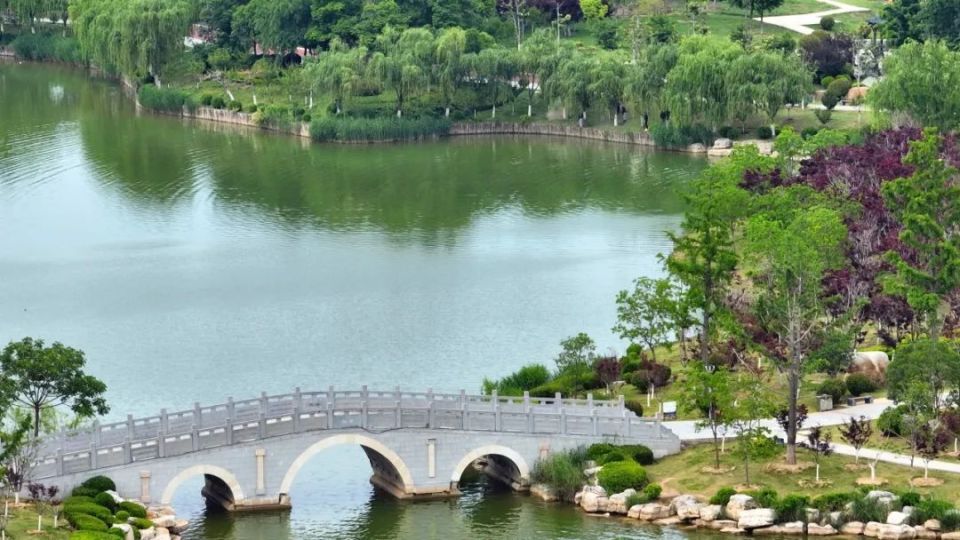 接下来的商丘市日月湖景区是更多的春和景明