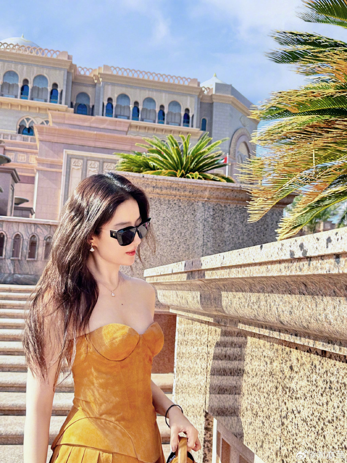 刘亦菲分享海边美照,大秀曼妙身姿惹人羡,笑容甜美如初恋_腾讯新闻